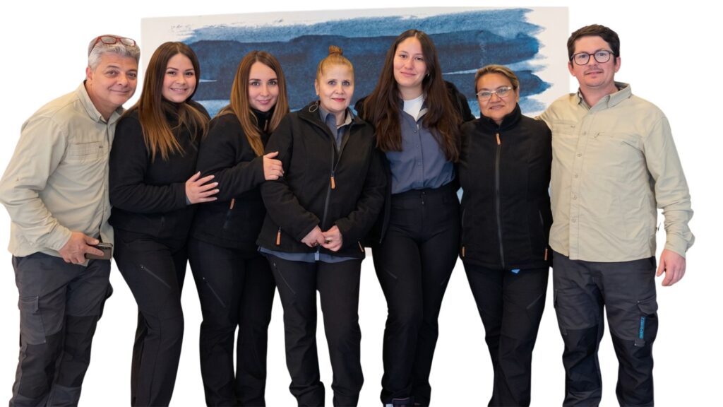 "El equipo de especialistas de Partner Clean sonriendo y abrazados de frente. Refleja la confianza, el compañerismo y el sólido compromiso humano detrás de nuestro servicio de limpieza técnica boutique.