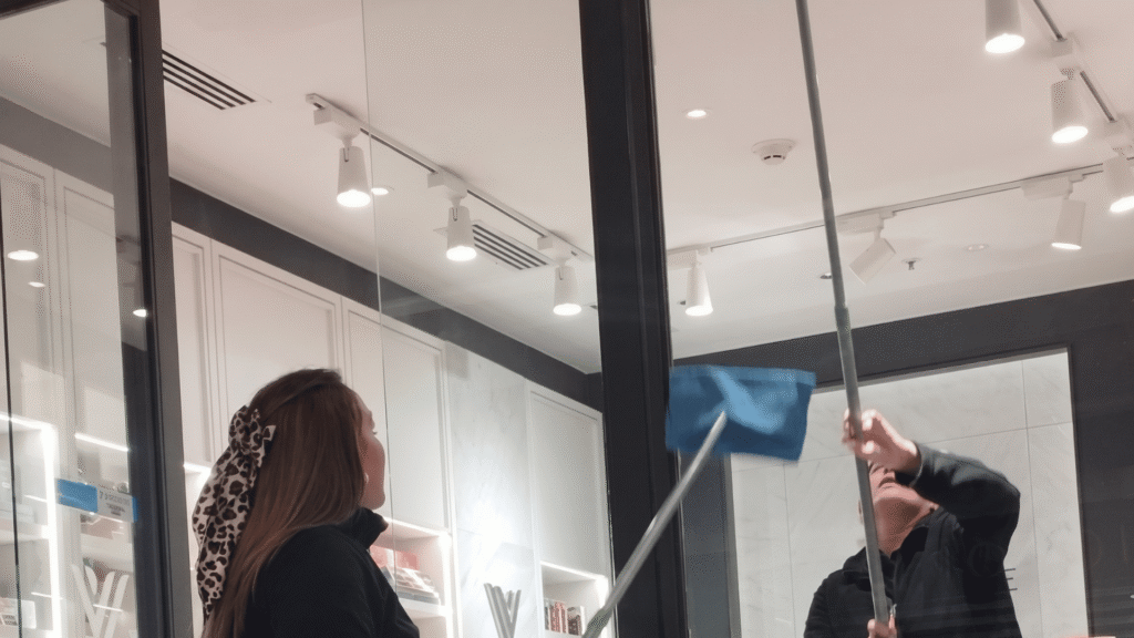 foto de limpieza de local Somos una empresa boutique especializada en limpieza técnica, diseñada para atender con absoluta dedicación a clientes de alta exigencia
